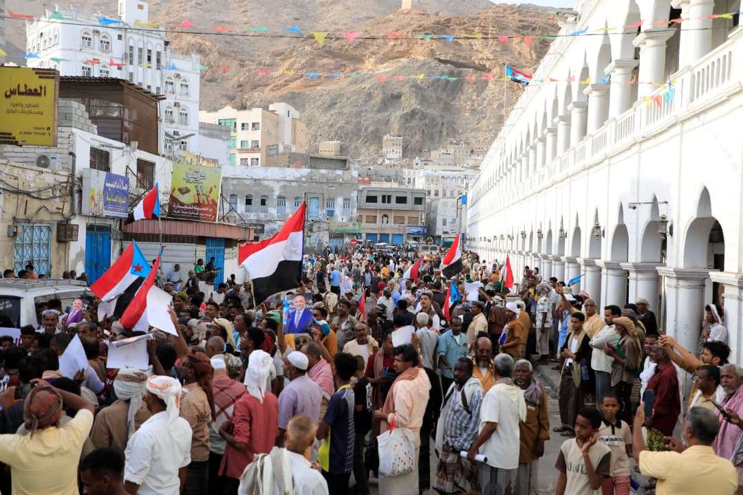 رغم القمع الأمني والانتشار العسكري .. المكلا تشهد تظاهرة جماهيرية حاشدة للتصعيد ضد الوصاية والاحتلال