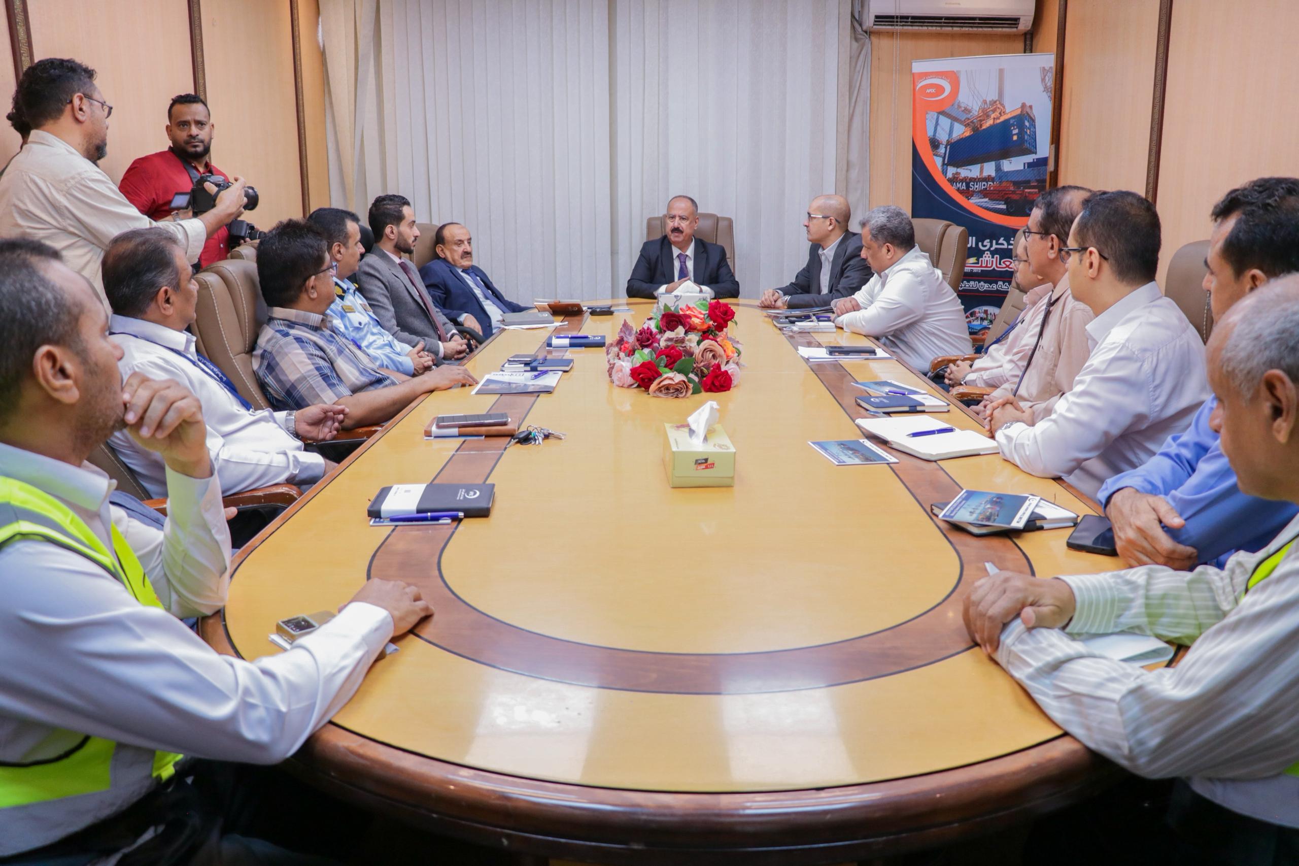 وزير النقل يترأس اجتماعاً بشركة عدن لتطوير الموانئ "محطة الحاويات كالتكس" لمناقشة سير نشاط الميناء 