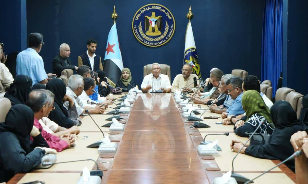 كادر الأمانة العامة يكسر قرار منع دخول مقر عملهم .. مؤكدين أن منع عمل المجلس الانتقالي لا يخدم سوى الجماعات الإرهابية