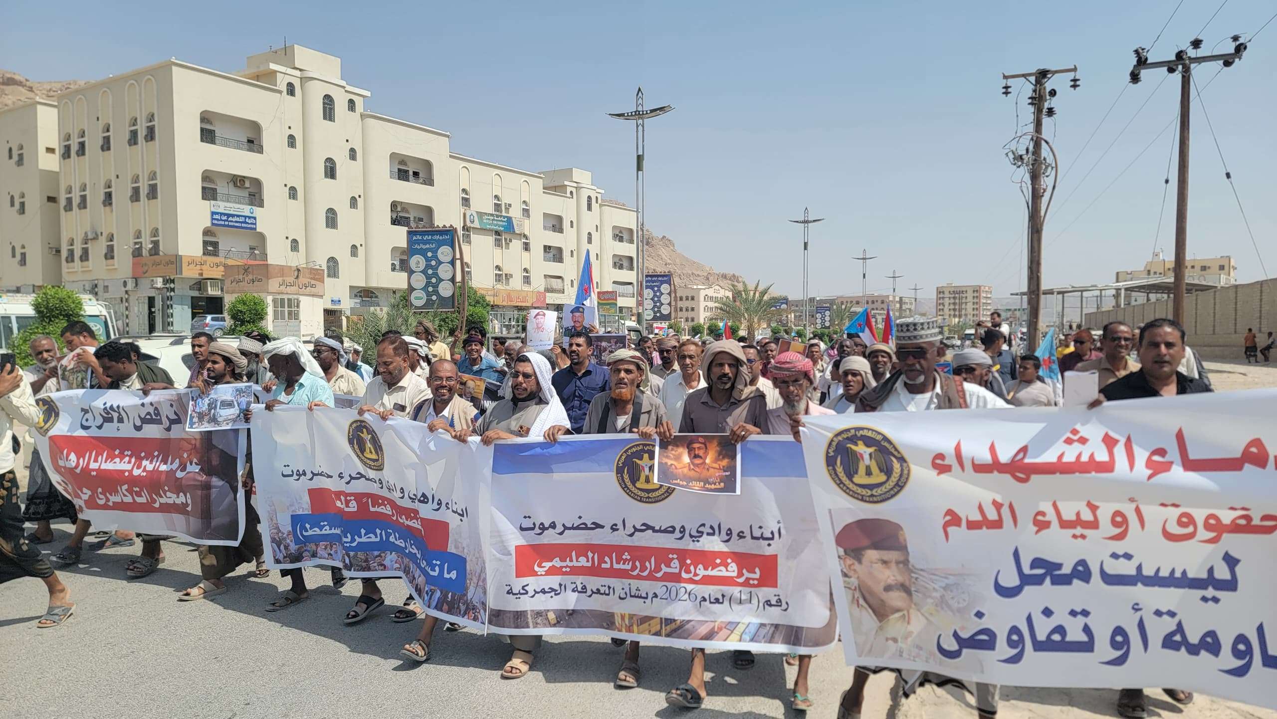 وقفة احتجاجية في سيئون رفضًا لإدراج مدانين بالإرهاب ضمن صفقة تبادل الأسرى