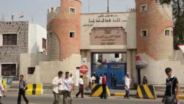 ضبط متهم باقتحام منزل مواطنة برفقة مجموعة من الأشخاص في الشعب.