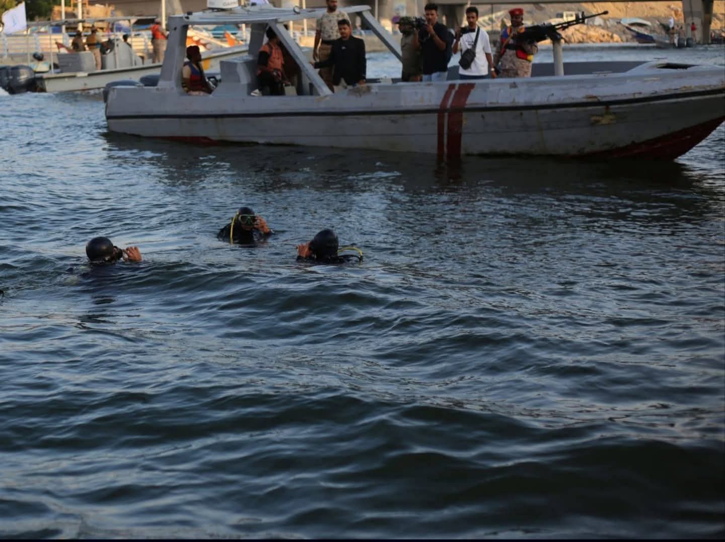 خفر السواحل بحضرموت ينقذ شاب من أبناء المكلا تعرض لحادث غرق في ساحل الستين