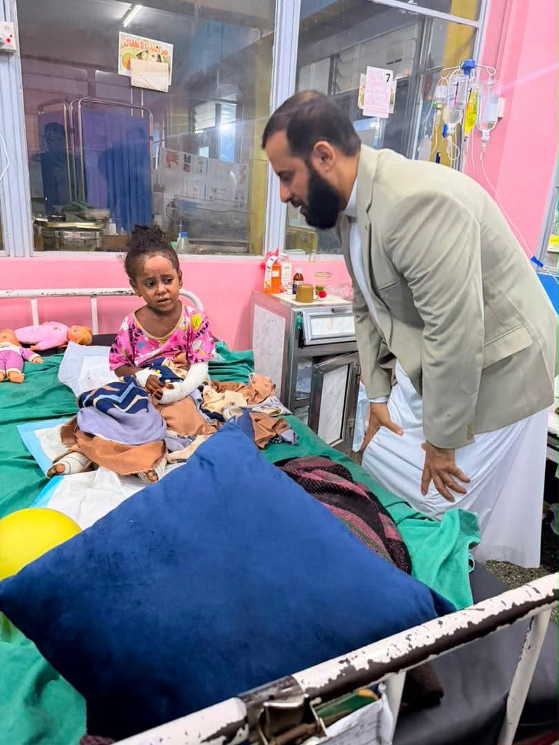 محافظ أبين يقدم دعماً لأسرة الأخ أحمد سعيد طالب ويتكفل بعلاجها إثر تعرض منزلها لحريق