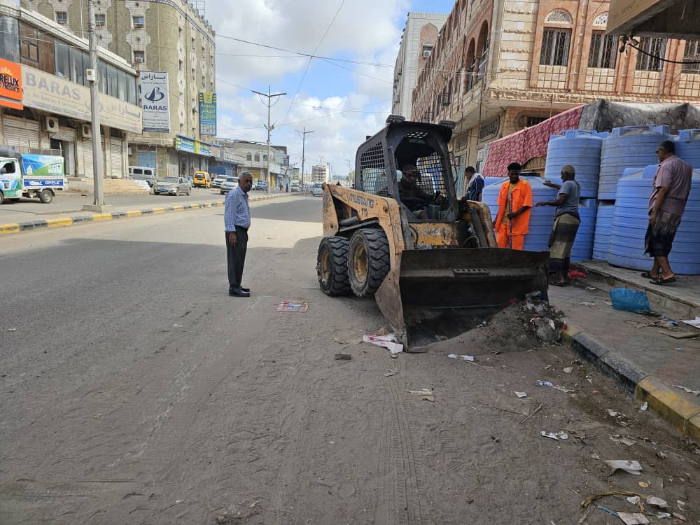 صندوق النظافة بعدن يواصل حملة إزالة مخلفات الأمطار في مديريتي صيرة والشيخ عثمان