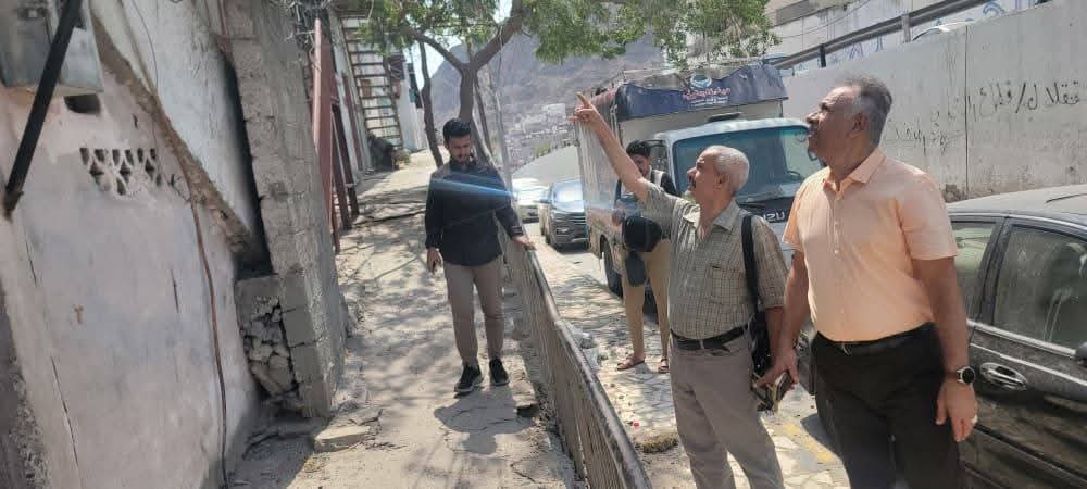 الجاوي يتفقد مدرستي فاطمة الزهراء والصديق ويقف على مشكلات المياه في بعض أحياء المعلا