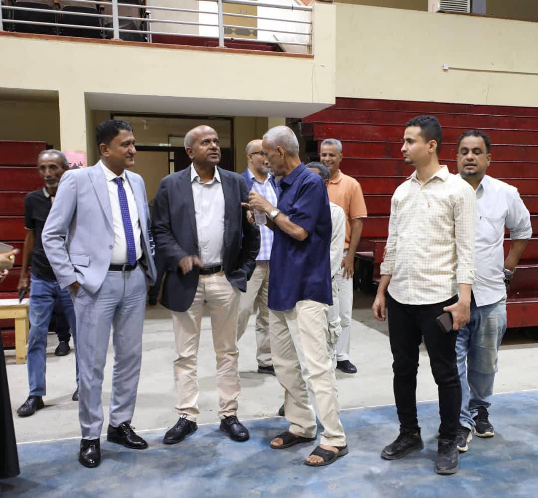 الخليفي يتفقد سير العمل والانضباط الوظيفي في مكتب الشباب والرياضة بعدن