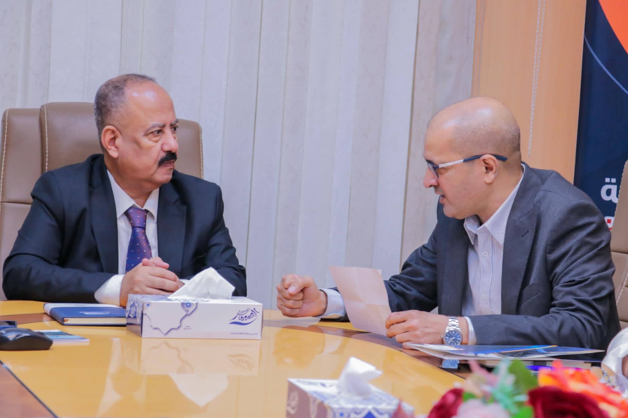 وزير النقل يترأس اجتماعاً بشركة عدن لتطوير الموانئ "محطة الحاويات كالتكس" لمناقشة سير نشاط الميناء 