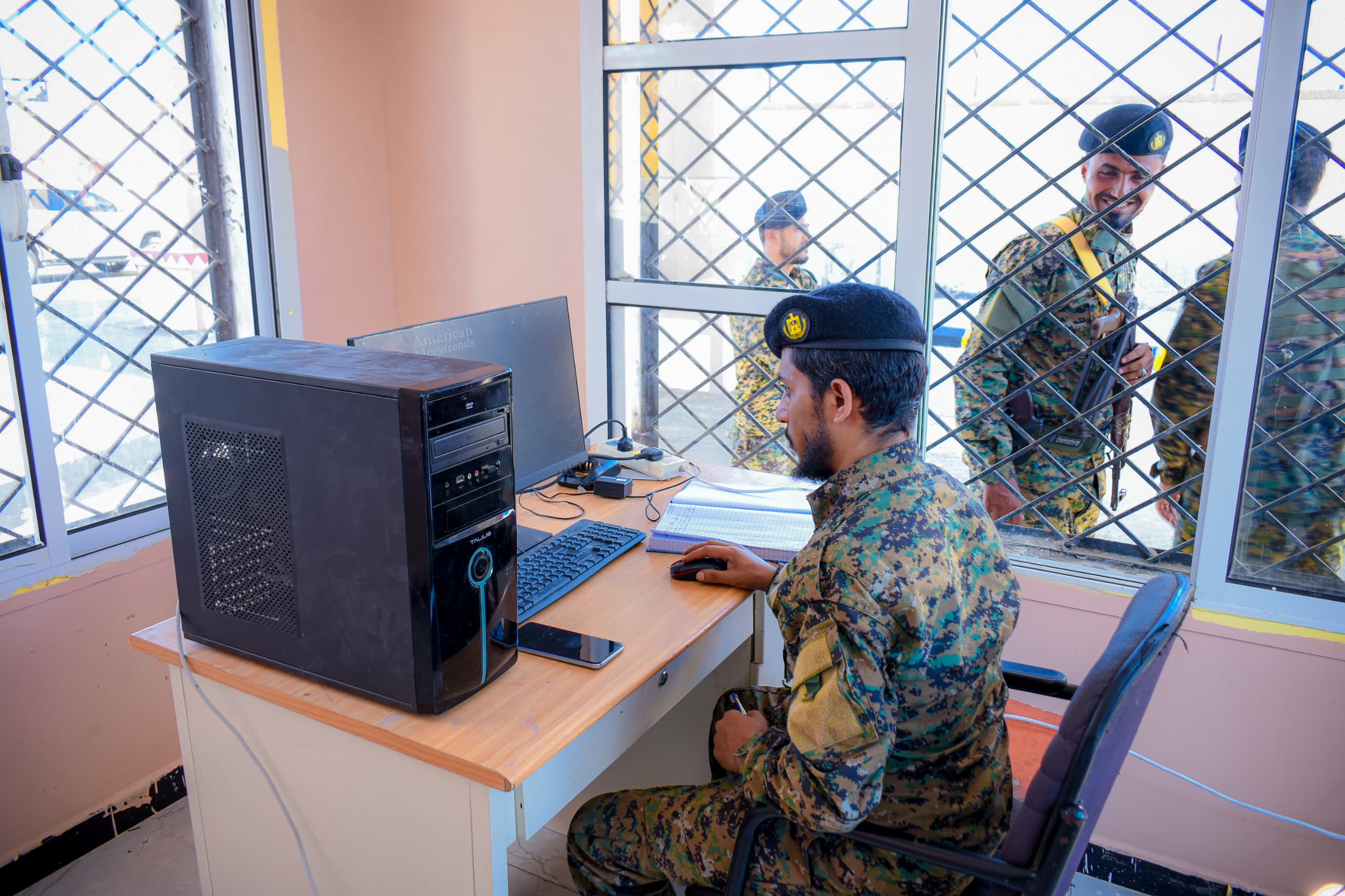 بتوجيهات ورعاية الرئيس الزُبيدي .. وزيرا النقل والدولة يفتتحان مشروع بوابة وجولة مطار عدن الدولي 