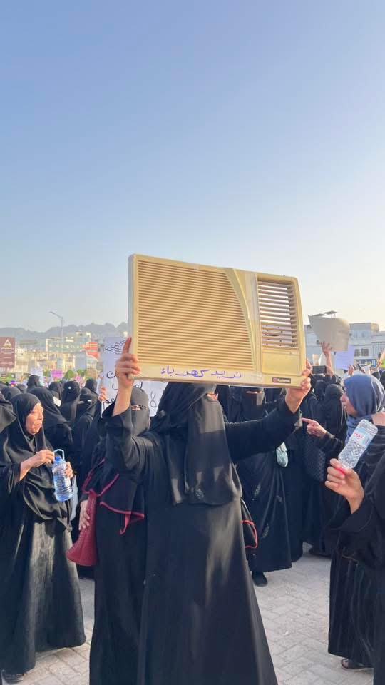 معالي وزير الشباب والرياضة نايف البكري يحيي حرائر عدن اللواتي تظاهرن للمطالبة بحقهن في الحصول على الكهرباء والخدمات الأخرى 