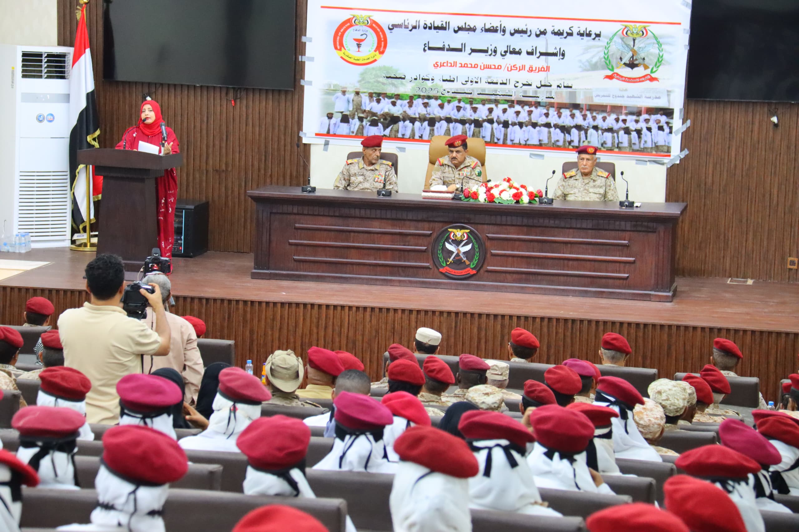عدن: وزير الدفاع يشهد حفل تخرج الدفعة الأولى أطباء جامعيين من مدرسة جندوح