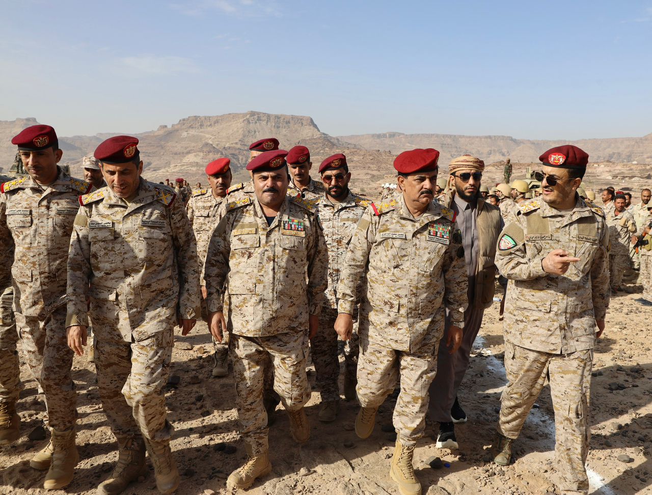 وزير الدفاع يتفقد جبهات محور علب في زيارة ميدانية