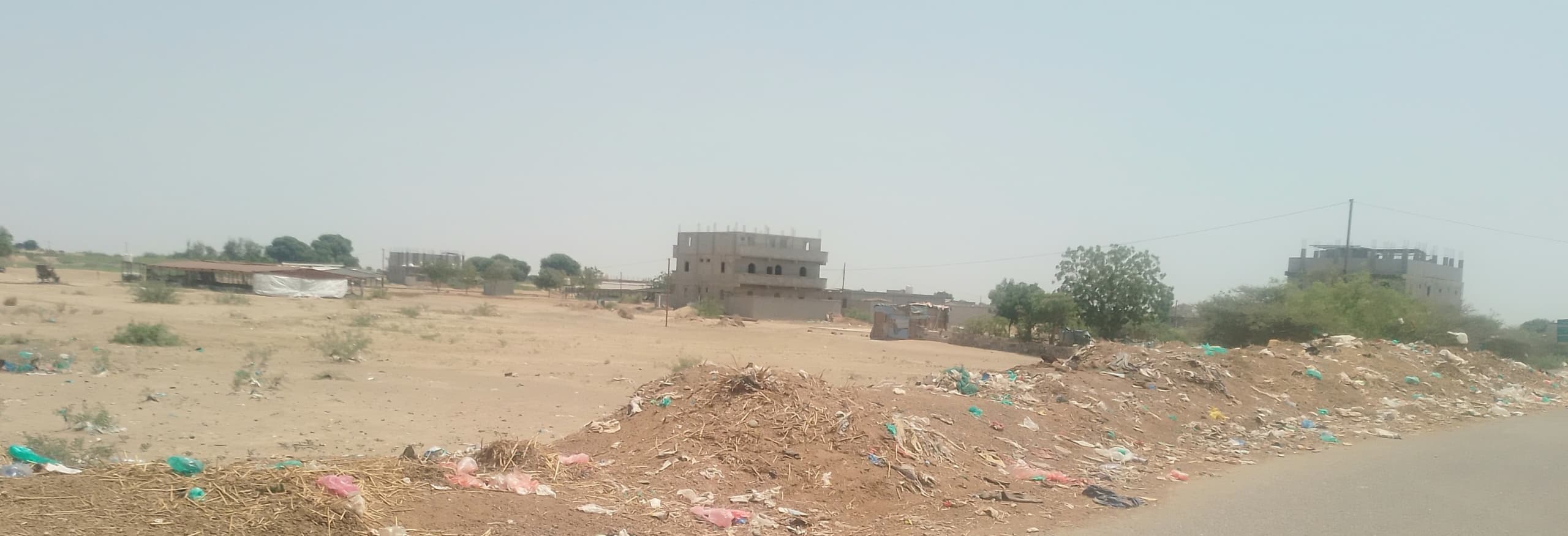 مواطنـون بلحج يشكـون من مخاطـر انتشـار هـناجـر الـدواجـن بالقرب من التجمـعات السكانيـة