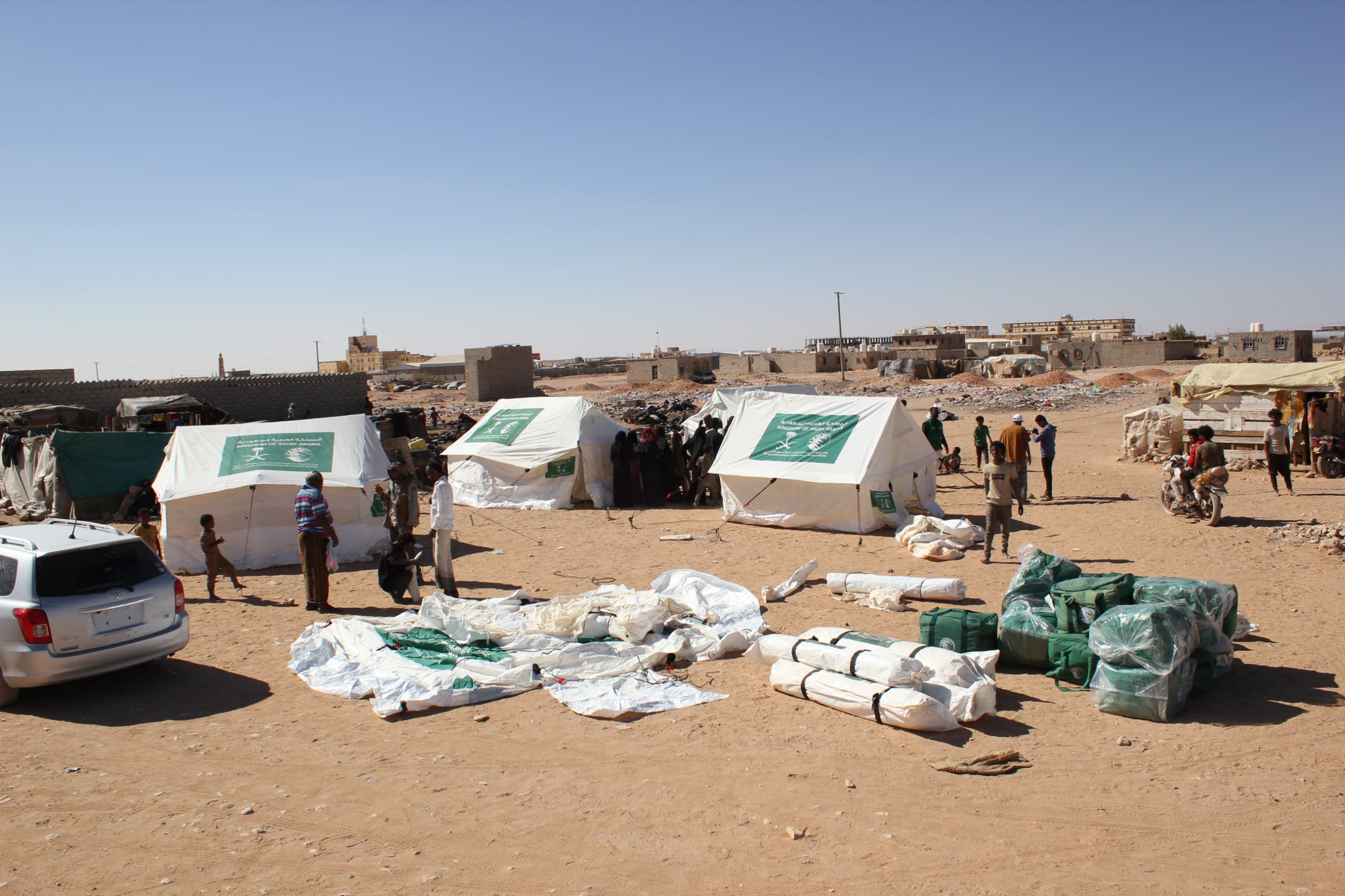 بدعم مركز الملك سلمان.. الفرقة أولى طوارئ تدشن توزيع خيام إيوائية وسلال غذائية لإغاثة متضرري حريق مخيمات العبر