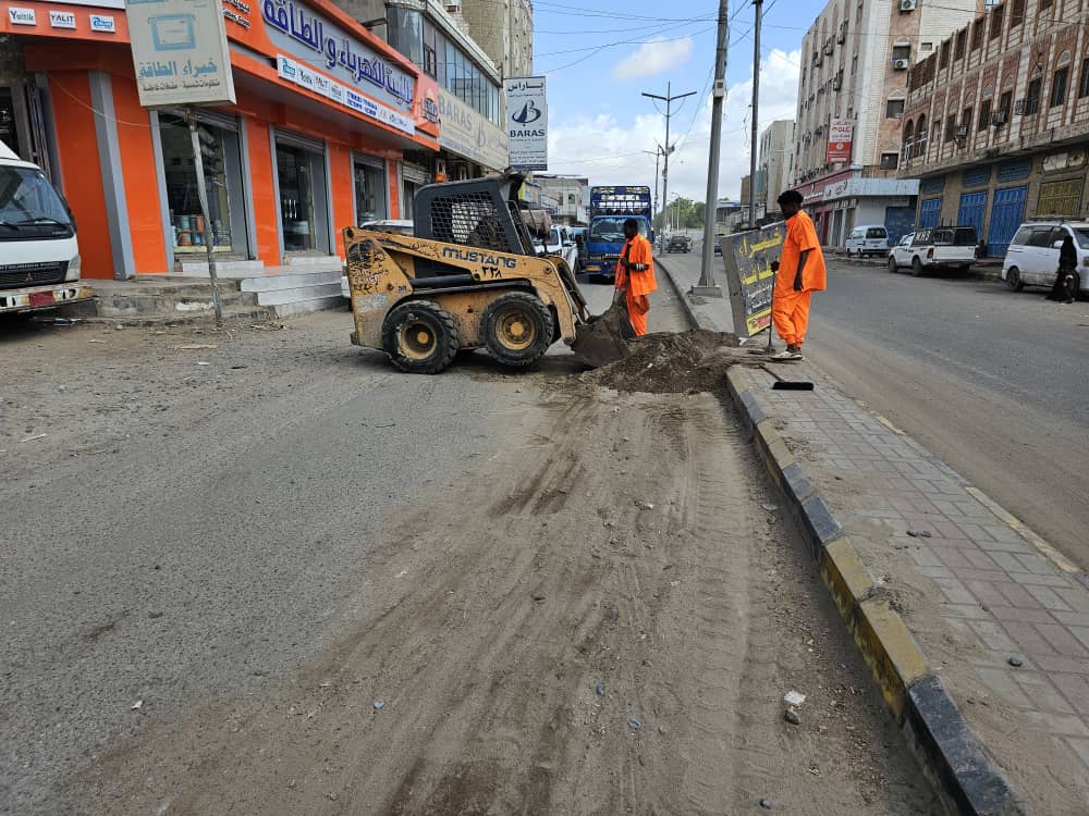 صندوق النظافة بعدن يواصل حملة إزالة مخلفات الأمطار في مديريتي صيرة والشيخ عثمان