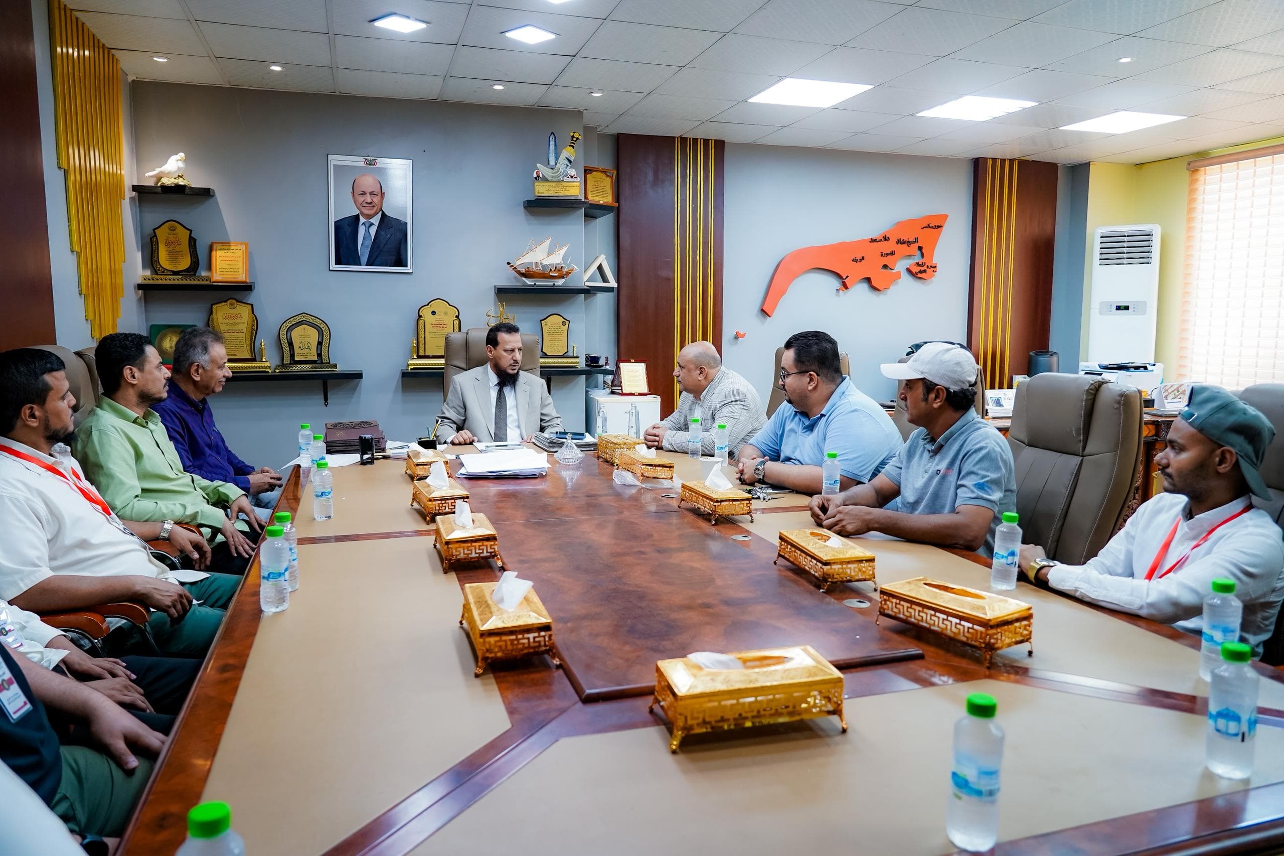 محافظ العاصمة عدن يكرّم أوائل طلاب معاهد التعليم الفني والتدريب المهني 