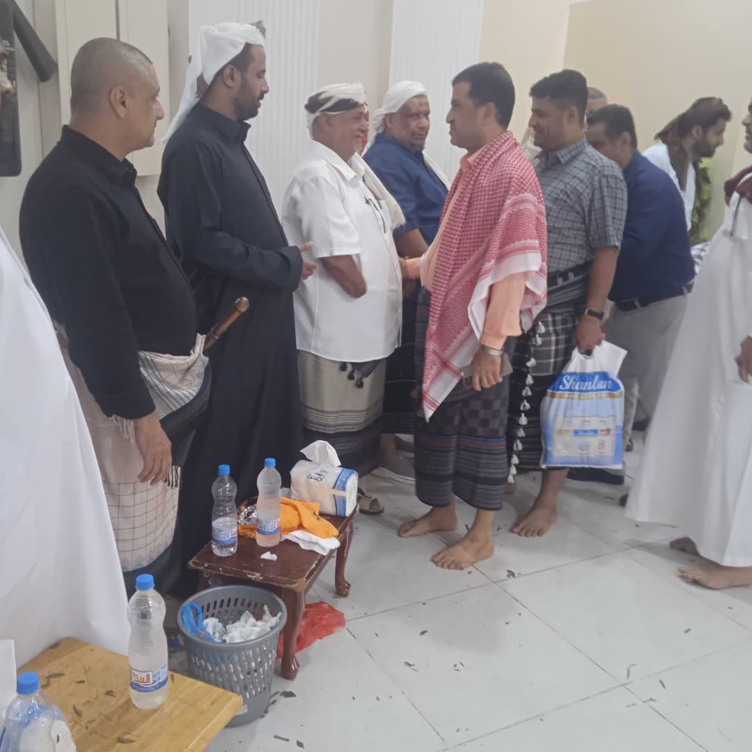 نائب رئيس جامعة عدن للشؤون الأكاديمية د. محمد قشاش يقدم واجب العزاء لآل العيسي في وفاة الشيخ عيدروس العيسي 