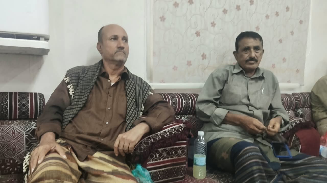 المناضل احمد قاسم عبدالله والمستشار نصر زيد اليوسفي يقدمان واجب العزاء لآل الغزالي في وفاة والدهم المناضل اللواء سيف علي الغزالي 